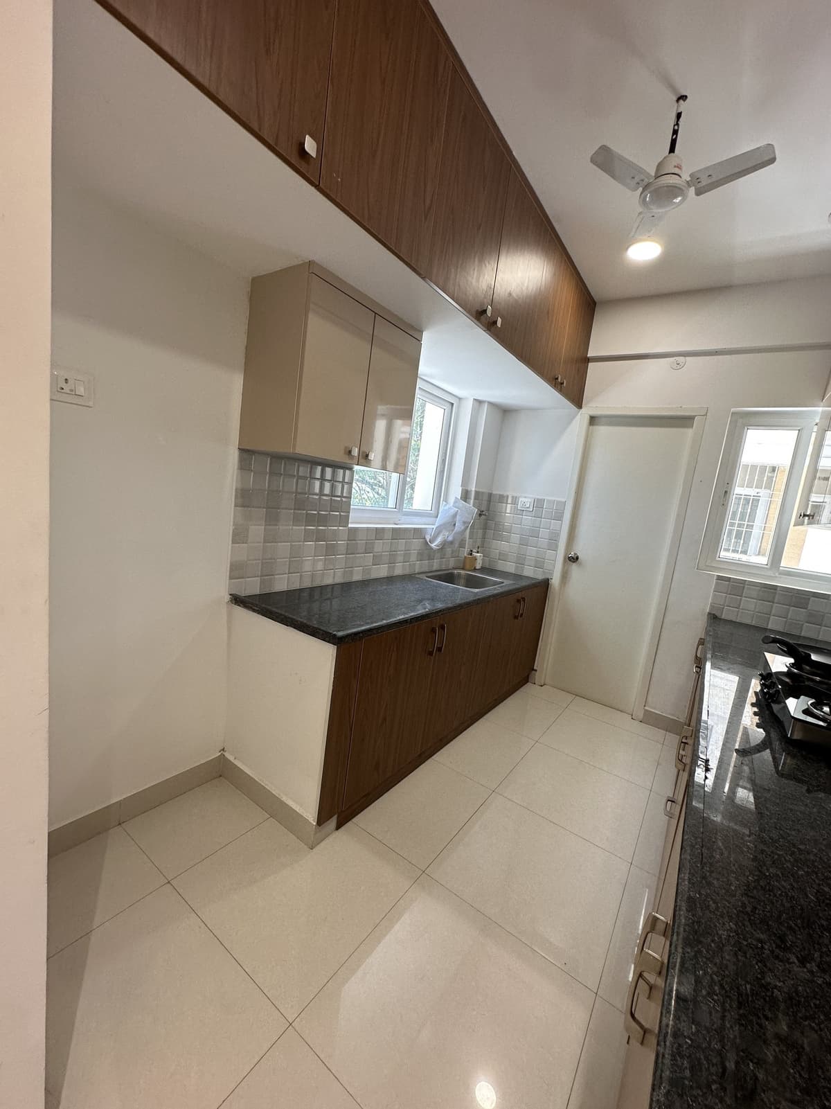 Modular kitchen design idea by Home Admire, Chennai